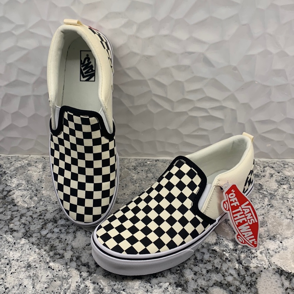 NWT Vans Size 5 Youth / 7 Womens.